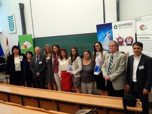 Echipa studenţilor de la Facultatea de Inginerie Alimentară din cadrul USV, alături de juriu şi profesorii coordonatori