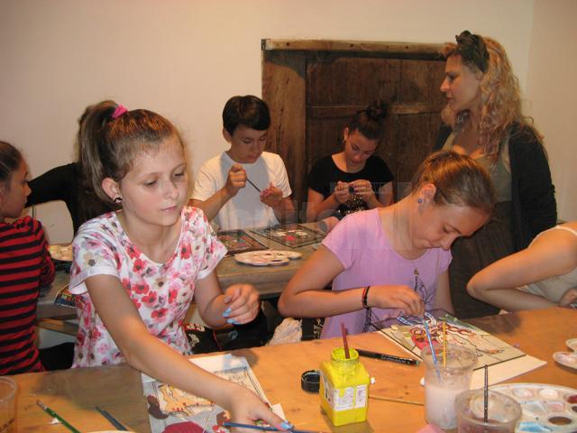 Atelierele se desfăşoară în incinta Muzeului Satului Bucovinean de pe platoul Cetăţii de Scaun a Sucevei