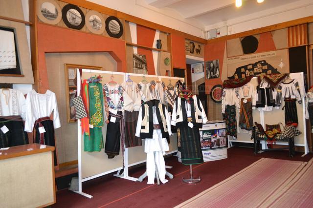 Expoziţie de costume populare la Muzeul Tehnicii Populare Bucovinene din Rădăuți