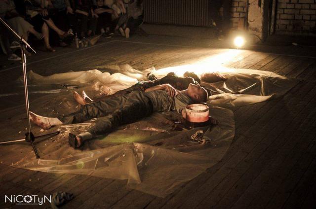 „Crima” pusă în scenă de englezi, la Festivalul Internaţional al Şcolilor de Teatru Suceava, i-a amuţit pe spectatori