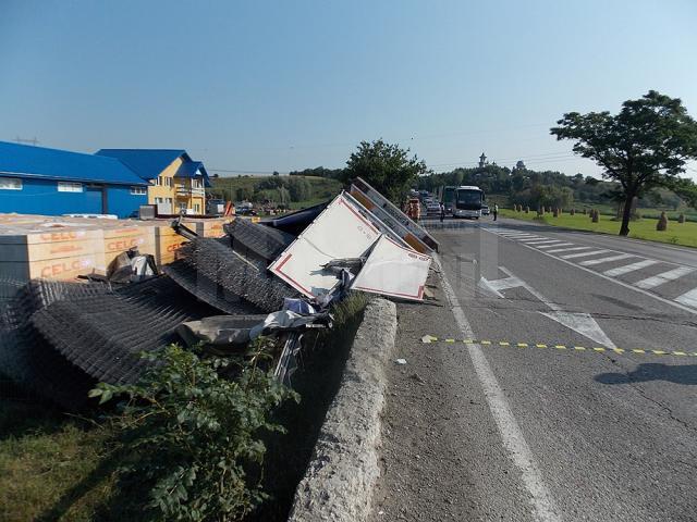 Şoferul a murit strivit în cabina tirului, după ce a pierdut brusc controlul asupra direcţiei de mers într-o curbă şi s-a răsturnat