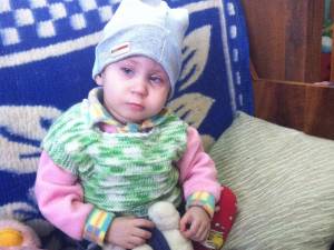 Adriana Maria Iancu, în vârstă de aproape 3 ani va fi operată cu ajutorul unei fundaţii