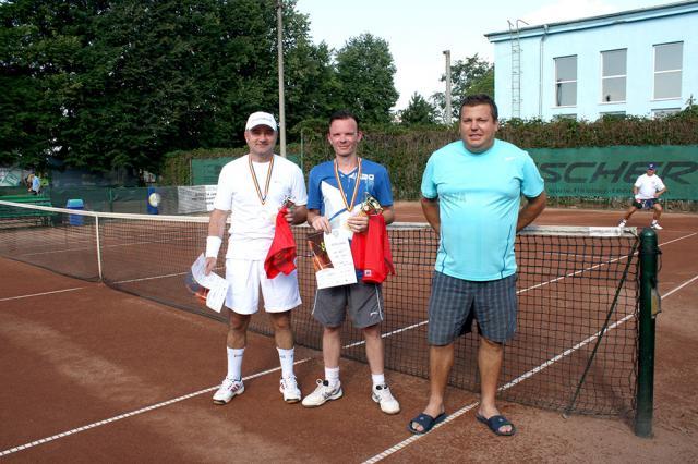 Mihai Pop (dreapta) organizatorul turneului şi finaliştii de la nivelul 6