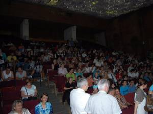 Peste 500 de spectatori au fost în sală la piesa „Cu uşile închise”, pusă în scenă de studenţii Academiei de Muzică, Teatru şi Arte Plastice din Chişinău