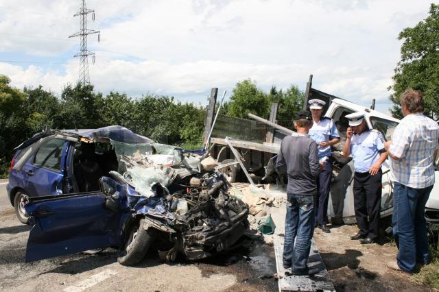 Accident cu un mort şi patru răniţi pe drumul european dintre Suceava şi Siret