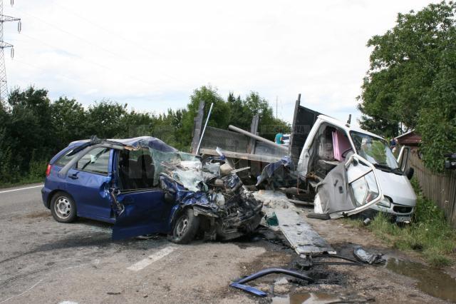 Accident cu un mort şi patru răniţi pe drumul european dintre Suceava şi Siret