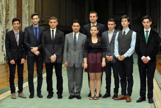 Ministrul Educaţiei Remus Pricopie, alături de 8 preşedinţi de Consilii ale elevilor, printre care şi suceveanul Tudor Găitan