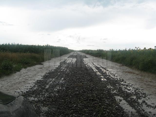 Mai multe drumuri comunale au fost inundate de ploile de sâmbătă