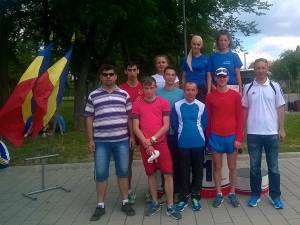 Sportivii suceveni alături de antrenorii Radu Mihalescu (stânga) și Silviu Casandra (dreapta)