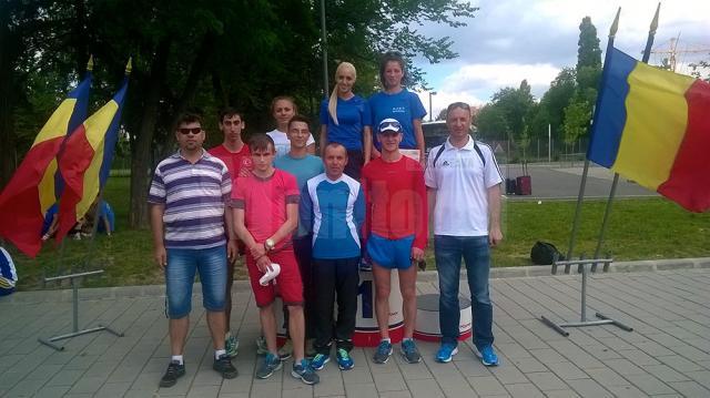 Sportivii suceveni alături de antrenorii Radu Mihalescu (stânga) și Silviu Casandra (dreapta)