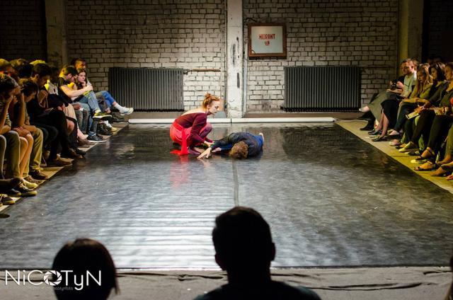 „Purificare”, un spectacol de imagine provocator, susţinut de studenții la actorie din Budapesta. Foto: Adrian Crăciunescul