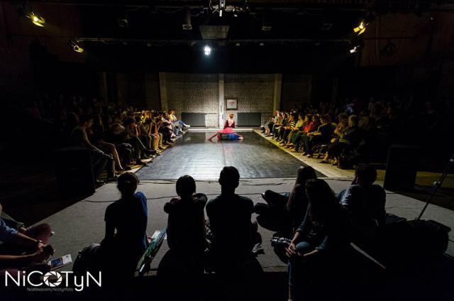 „Purificare”, un spectacol de imagine provocator, susţinut de studenții la actorie din Budapesta. Foto: Adrian Crăciunescul