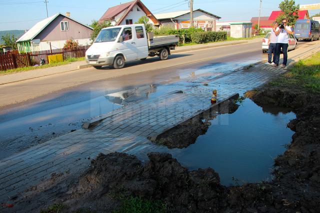 De 24 de ore apa curge în stradă,neîntrerupt