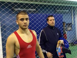 Luptătorul Daniel Blănari alături de antrenorul său, Daniel Ciubotaru