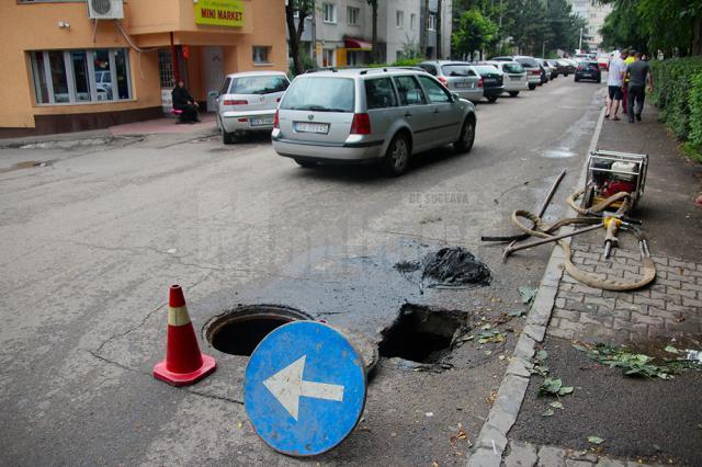 După ploile din ultima perioadă, asfaltul s-a surpat în mai multe zone ale Sucevei