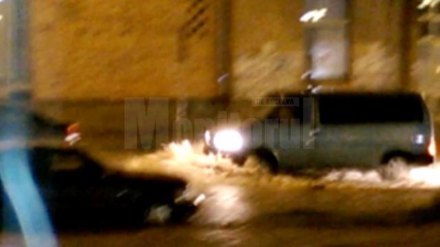 În municipiul Suceava, străzile din mai multe zone au fost din nou inundate masiv