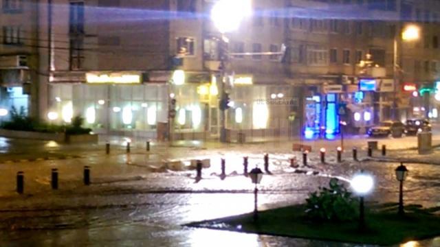 În municipiul Suceava, străzile din mai multe zone au fost din nou inundate masiv