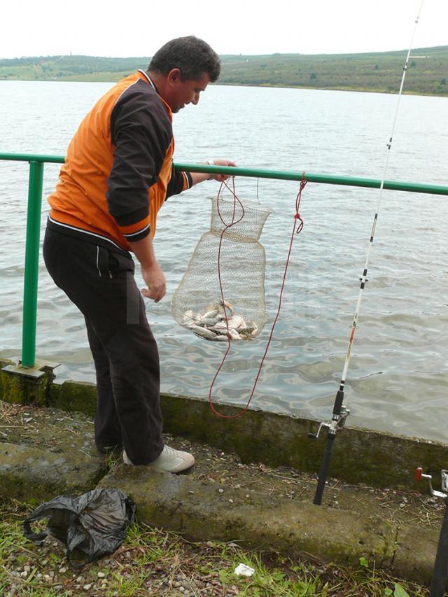 Peste 80 de kilograme de peşte a fost capturat la concursul de pescuit