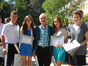 Elevii premiaţi alături de prof. Constantin Cocerhan