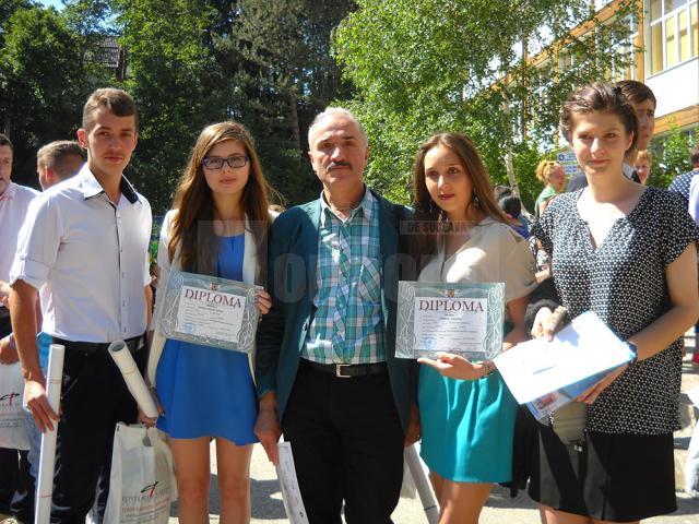Elevii premiaţi alături de prof. Constantin Cocerhan
