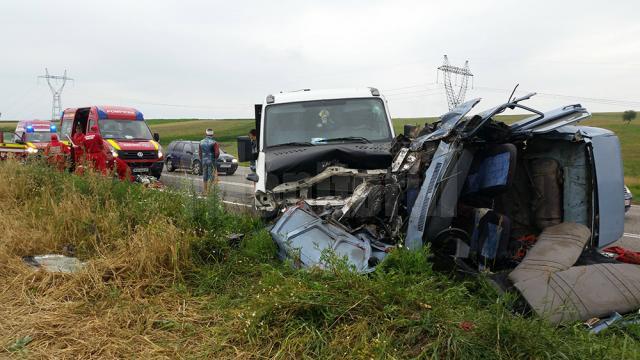 În urma impactului, Dacia s-a răsturnat pe partea șoferului, acesta rămânând încarcerat în mașina-i făcută zob