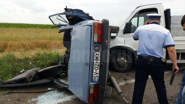 În urma impactului, Dacia s-a răsturnat pe partea șoferului, acesta rămânând încarcerat în mașina-i făcută zob