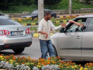 Creştere alarmantă a numărului de cerşetori de pe străzile Sucevei