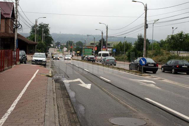 Autovehiculele de mare tonaj sunt considerate principala cauză a văluririi asfaltului turnat în urmă cu doi ani, în zonele de aşteptare la semafor