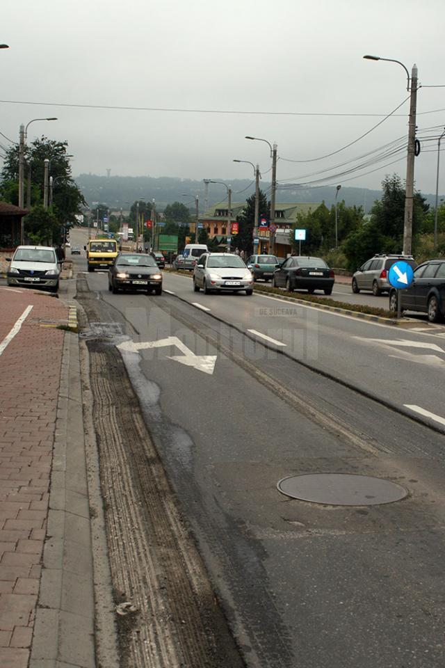 Autovehiculele de mare tonaj sunt considerate principala cauză a văluririi asfaltului turnat în urmă cu doi ani, în zonele de aşteptare la semafor