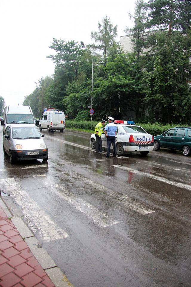 În urma controalelor desfăşurate de poliţişti la trecerile de pietoni, 16 şoferi au rămas fără permise