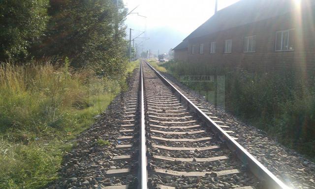 Autoturism ricoşat pe calea ferată, în faţa unui tren, la Vatra Dornei