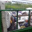 Remorcă de gunoi încărcată dintr-un adăpost de boschetari