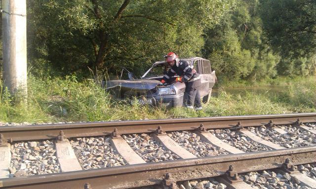 Autoturism ricoşat pe calea ferată, în faţa unui tren, la Vatra Dornei