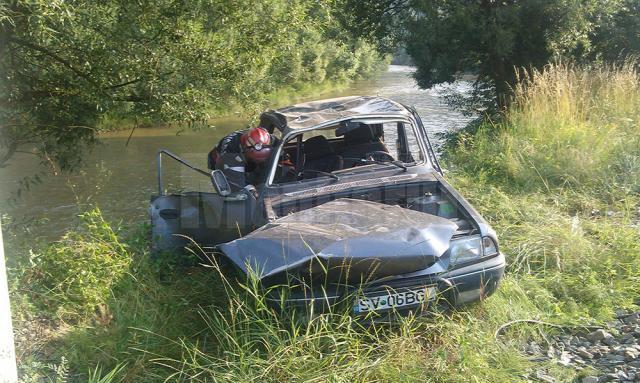 Autoturism ricoşat pe calea ferată, în faţa unui tren, la Vatra Dornei