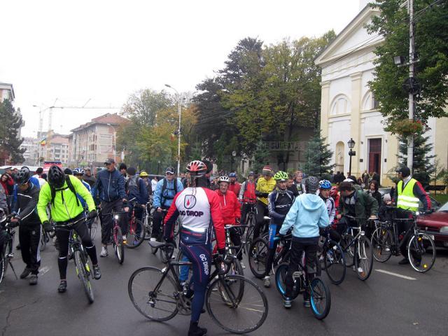 Bicicliştii suceveni vor să anunţe că sunt şi ei în traficul din municipiul Suceava