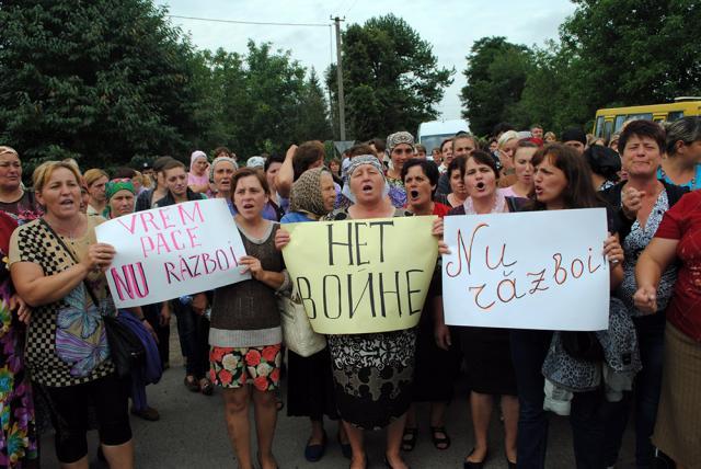Oamenii au ieşit în stradă cu pancarte prin care s-au declarat împotriva războiului. Foto: bucpress.eu