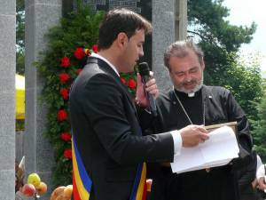 Preotul Mihai Negrea primind titlul de cetăţean de onoare al comunei Poiana Stampei de la primarul Viluţ Mezdrea