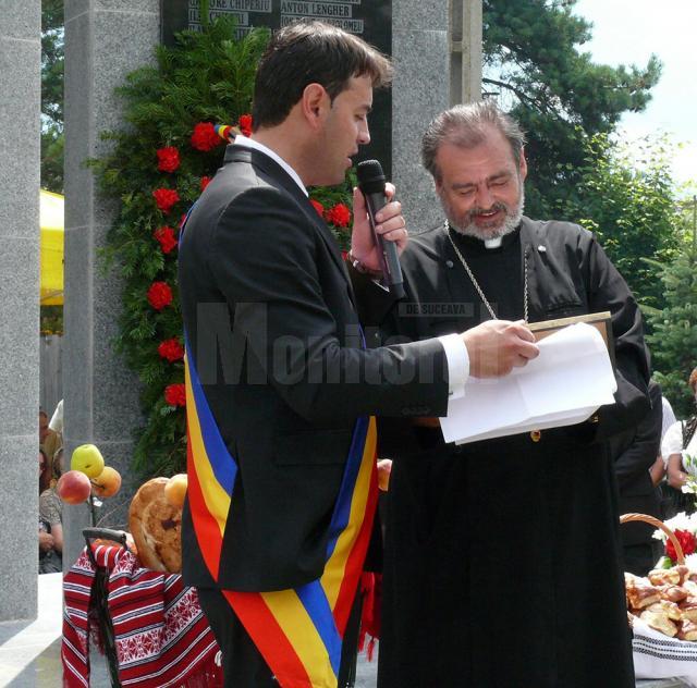 Preotul Mihai Negrea primind titlul de cetăţean de onoare al comunei Poiana Stampei de la primarul Viluţ Mezdrea