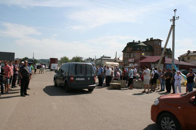 Circulaţia rutieră dinspre Cernăuţi spre Suceava a fost reluată ieri după-amiază