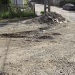 De doi ani de zile, de când au început lucrările de apă-canalizare pe strada Aurel Vlaicu, nu doar praful intră în casele locuitorilor, ci şi valuri de noroi, în care înoată după fiecare ploaie