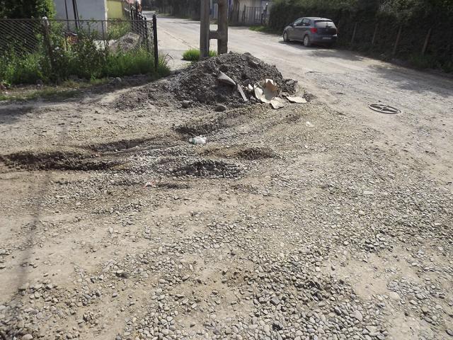 De doi ani de zile, de când au început lucrările de apă-canalizare pe strada Aurel Vlaicu, nu doar praful intră în casele locuitorilor, ci şi valuri de noroi, în care înoată după fiecare ploaie