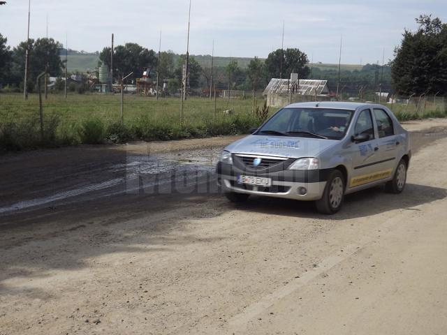 De doi ani de zile, de când au început lucrările de apă-canalizare pe strada Aurel Vlaicu, nu doar praful intră în casele locuitorilor, ci şi valuri de noroi, în care înoată după fiecare ploaie