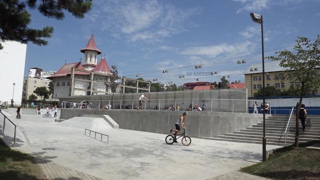 Noul loc de antrenamente pentru tinerii pasionaţi de sporturi pe role sau cu biciclete a fost inaugurat ieri