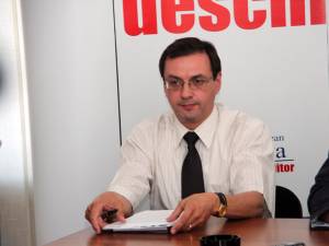 Directorul executiv al Agenţiei pentru Plăţi şi Intervenţii în Agricultură (APIA) Suceava, Eugen Mogoş, a revenit miercuri la conducerea instituţiei
