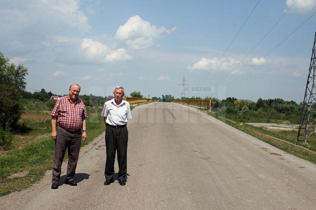 Eugen Girigan şi Gheorghe Ciocârlan, la podul pe care l-au construit acum trei decenii