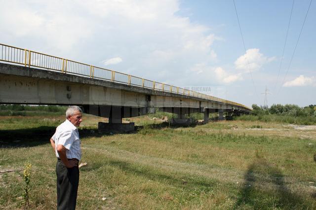 Podul peste râul Moldova leagă localităţile Baia şi Bogata