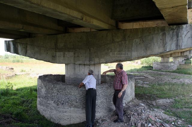 Constructorii de acum trei decenii verifică modul în care se prezintă podul