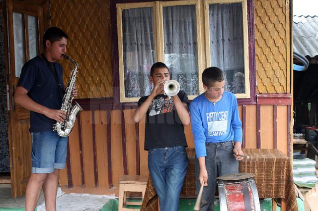Trei din copiii Marin şi-au făcut o miniorchestră cu care cântă la nunţi