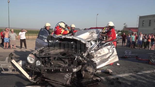 Mercedesul E-Klasse, făcut zob după impactul cu autocisterna