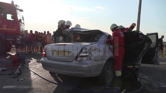 Mercedesul E-Klasse, făcut zob după impactul cu autocisterna